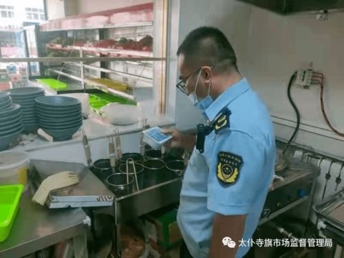 太仆寺旗市場監(jiān)督管理局開展火鍋等餐飲服務(wù)單位鴨血制品專項(xiàng)檢查